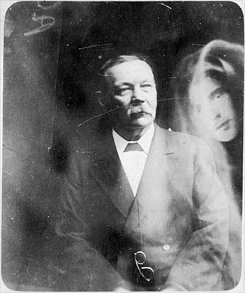 Supuesta fotografía psíquica con la cabeza de su hijo Kingsley, 1919